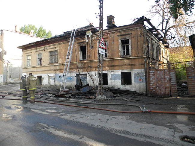 Напротив школы в центре Саратова горел двухэтажный дом