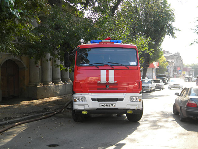 Напротив школы в центре Саратова горел двухэтажный дом