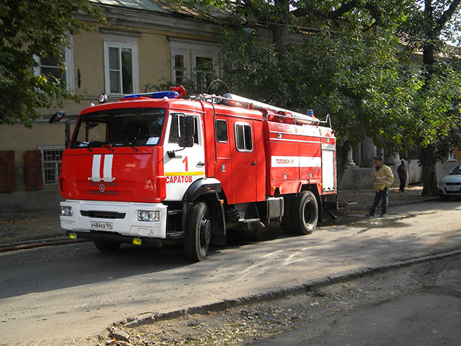 Напротив школы в центре Саратова горел двухэтажный дом
