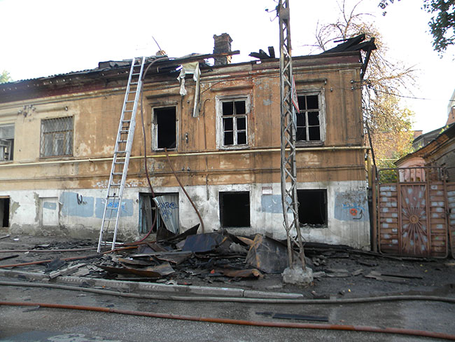 Напротив школы в центре Саратова горел двухэтажный дом