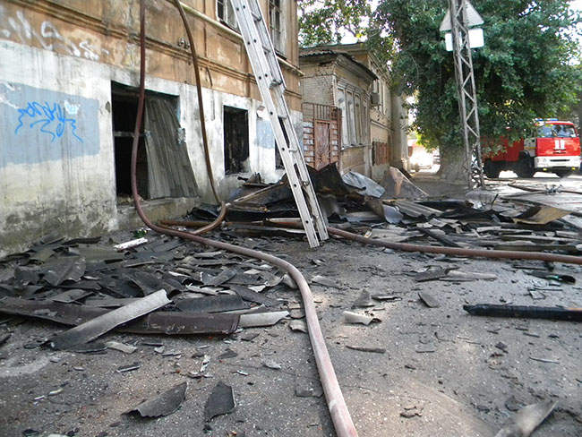 Напротив школы в центре Саратова горел двухэтажный дом