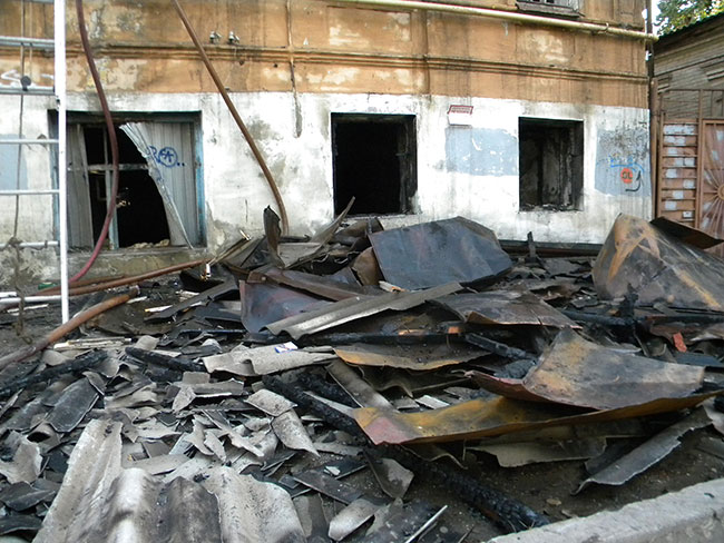 Напротив школы в центре Саратова горел двухэтажный дом