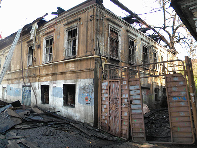 Напротив школы в центре Саратова горел двухэтажный дом