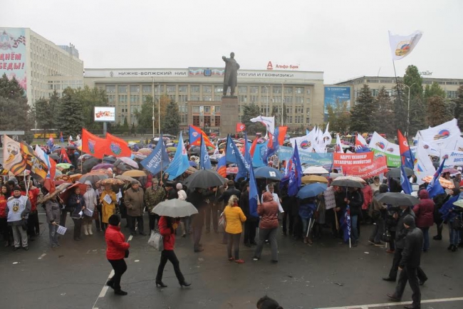 На Театральной площади проходит митинг за достойный труд и зарплату