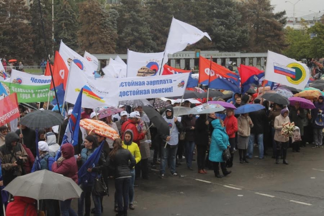 На Театральной площади проходит митинг за достойный труд и зарплату