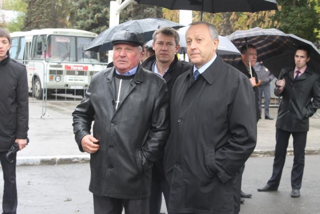 На Театральной площади проходит митинг за достойный труд и зарплату