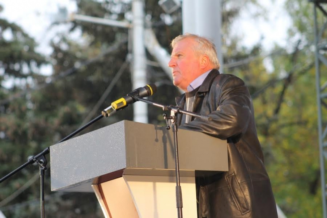 На Театральной площади проходит митинг за достойный труд и зарплату