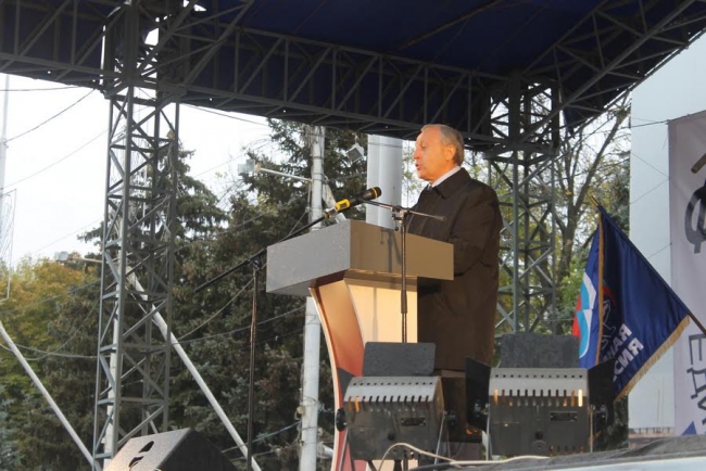 На Театральной площади проходит митинг за достойный труд и зарплату