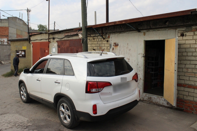 Полицейские нашли в гараже более 6 тысяч литров нелегального алкоголя