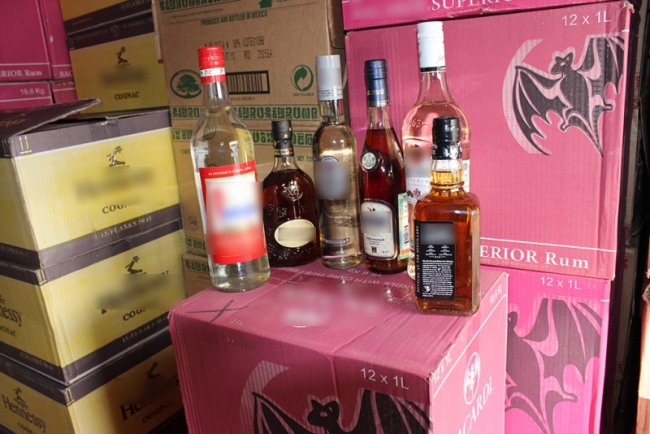 Полицейские нашли в гараже более 6 тысяч литров нелегального алкоголя