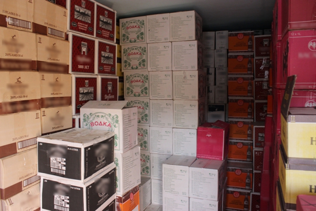 Полицейские нашли в гараже более 6 тысяч литров нелегального алкоголя