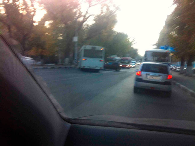 Проспект 50 лет Октября встал из-за столкновения автобуса и «Матиза»