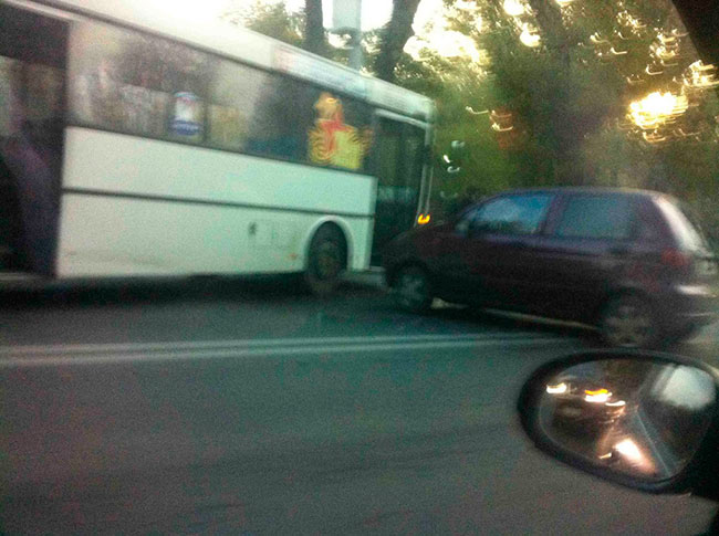 Проспект 50 лет Октября встал из-за столкновения автобуса и «Матиза»