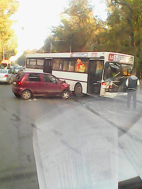 Проспект 50 лет Октября встал из-за столкновения автобуса и «Матиза»