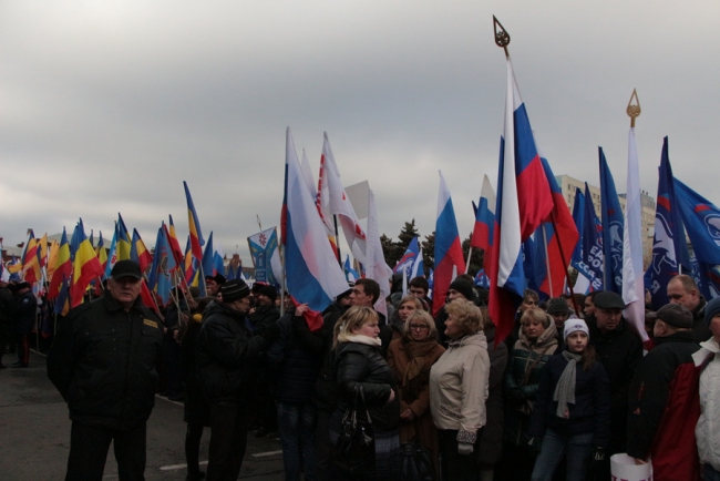 Губернатор и 7000 саратовцев спели гимн России