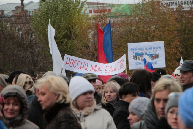 Губернатор и 7000 саратовцев спели гимн России