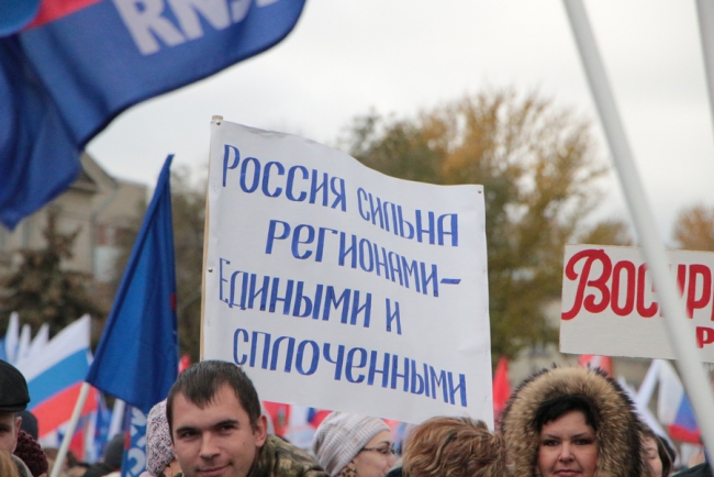 Губернатор и 7000 саратовцев спели гимн России