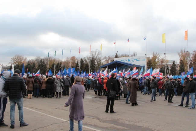 Губернатор и 7000 саратовцев спели гимн России