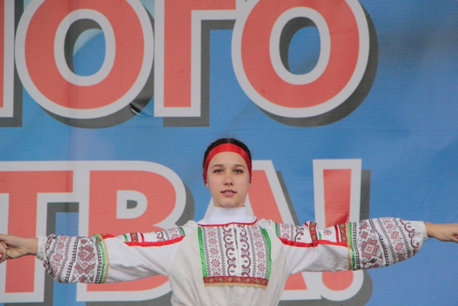 Губернатор и 7000 саратовцев спели гимн России