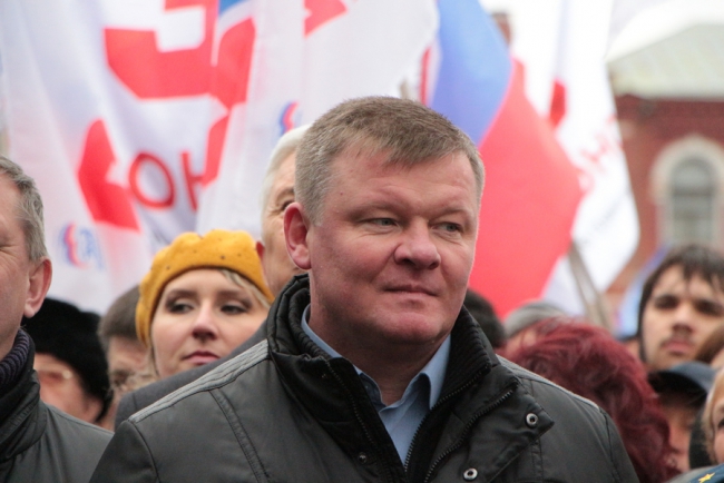 Губернатор и 7000 саратовцев спели гимн России