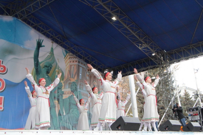 Губернатор и 7000 саратовцев спели гимн России