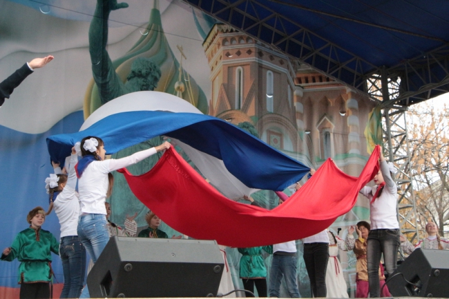 Губернатор и 7000 саратовцев спели гимн России