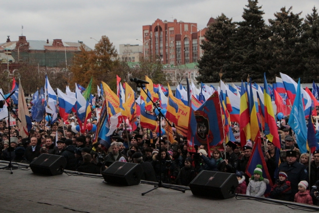 Губернатор и 7000 саратовцев спели гимн России