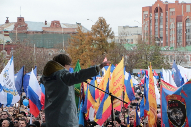 Губернатор и 7000 саратовцев спели гимн России