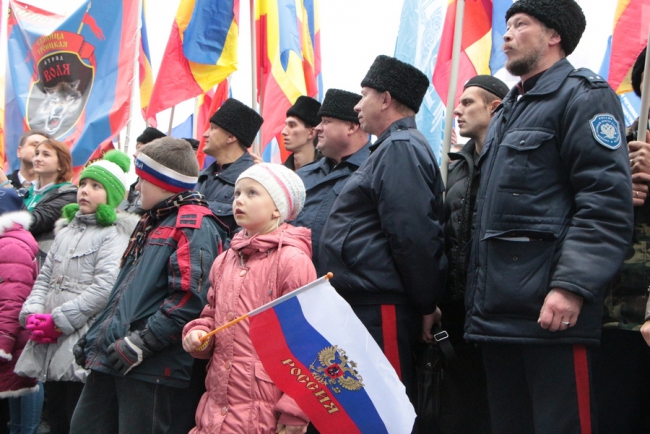 Губернатор и 7000 саратовцев спели гимн России