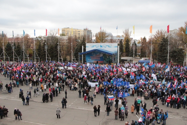 Губернатор и 7000 саратовцев спели гимн России