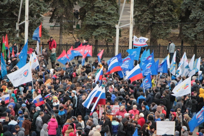 Губернатор и 7000 саратовцев спели гимн России