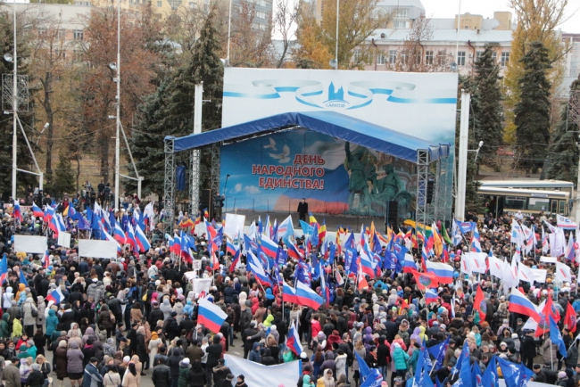 Губернатор и 7000 саратовцев спели гимн России
