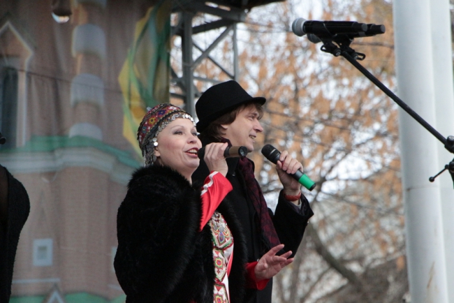 Губернатор и 7000 саратовцев спели гимн России