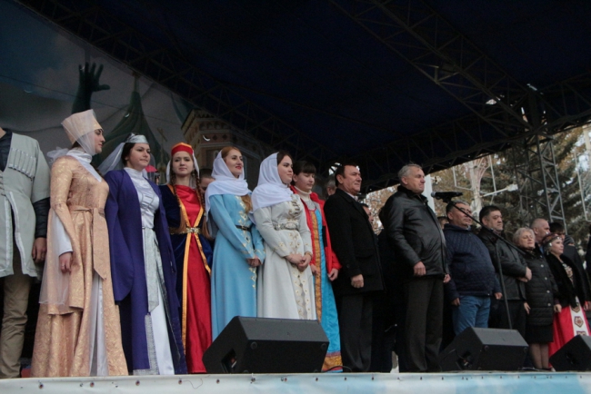 Губернатор и 7000 саратовцев спели гимн России