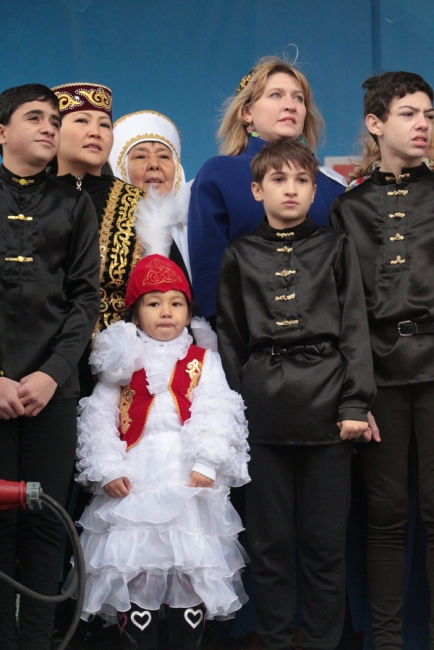 Губернатор и 7000 саратовцев спели гимн России