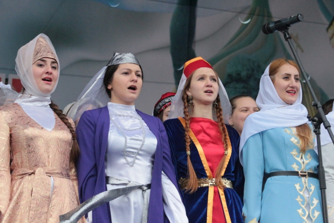 Губернатор и 7000 саратовцев спели гимн России