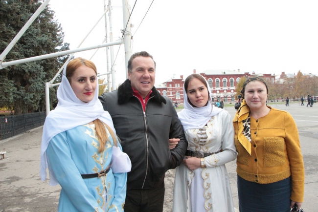 Губернатор и 7000 саратовцев спели гимн России