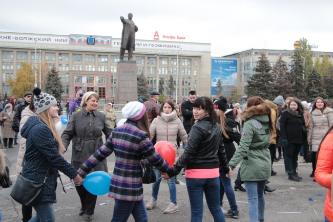 Губернатор и 7000 саратовцев спели гимн России