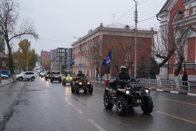 По Саратову проехали БТР и колонна квадроциклов