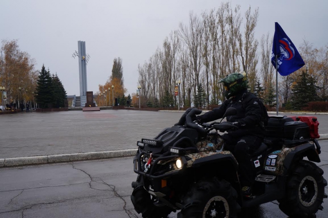 По Саратову проехали БТР и колонна квадроциклов