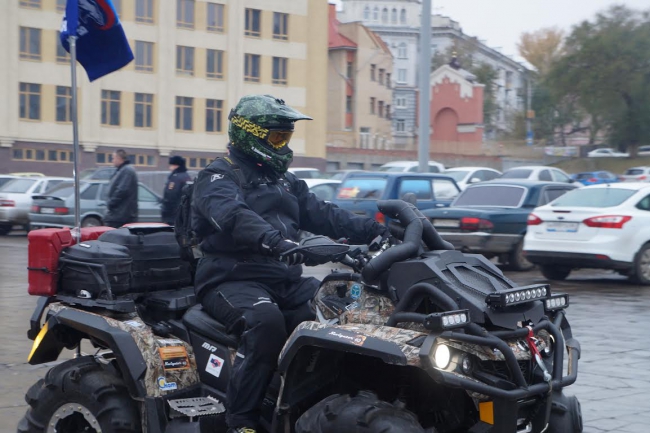 По Саратову проехали БТР и колонна квадроциклов