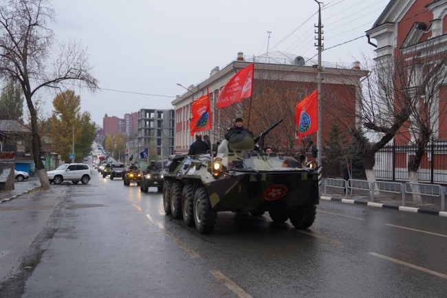 По Саратову проехали БТР и колонна квадроциклов