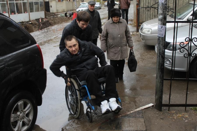 Инвалид-колясочник не смог попасть на саратовский рынок