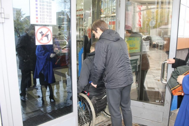 Инвалид-колясочник не смог попасть на саратовский рынок