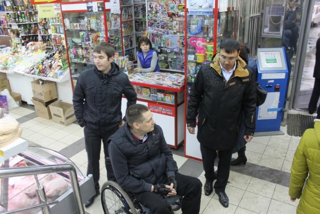 Инвалид-колясочник не смог попасть на саратовский рынок