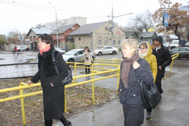 Инвалид-колясочник не смог попасть на саратовский рынок