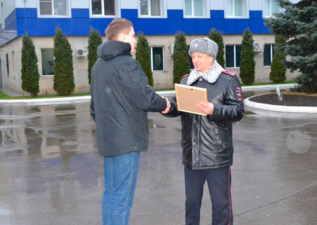 Саратовца наградили за помощь полиции в поимке разбойника