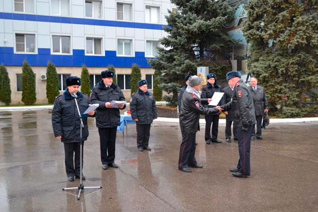 Саратовца наградили за помощь полиции в поимке разбойника