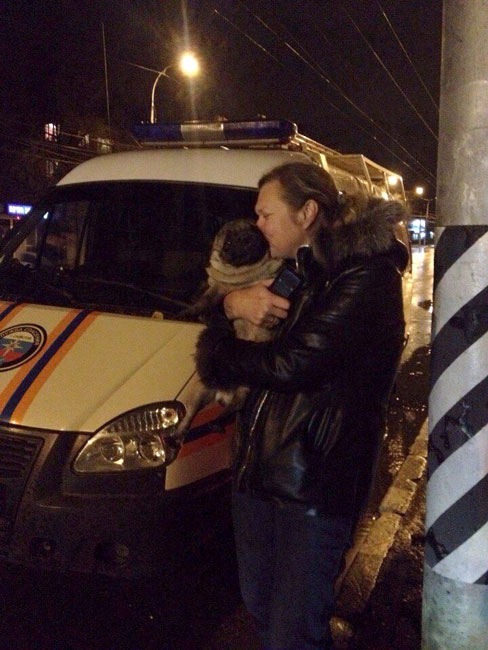 Саратовчанка пожаловалась на открытый колодец возле здания прокуратуры