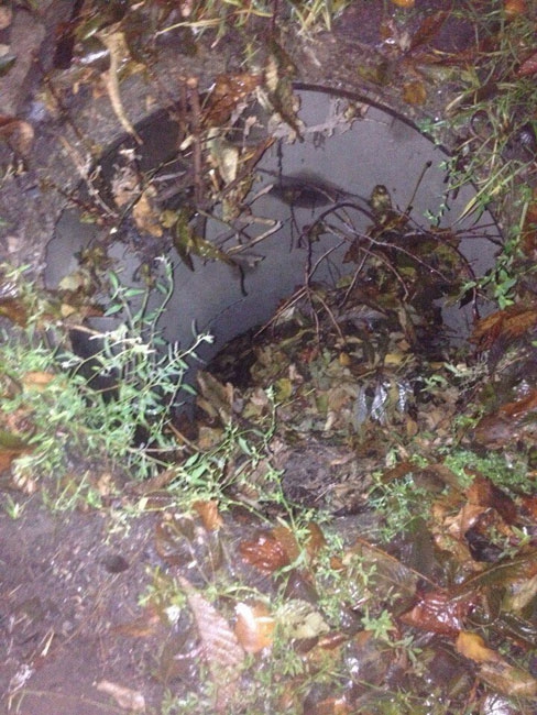 Саратовчанка пожаловалась на открытый колодец возле здания прокуратуры